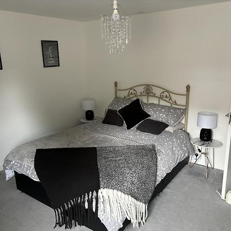 2 Bed-Sleeps 4-Sea View-Pet Friendly-Parking Appartement Llanelli Buitenkant foto