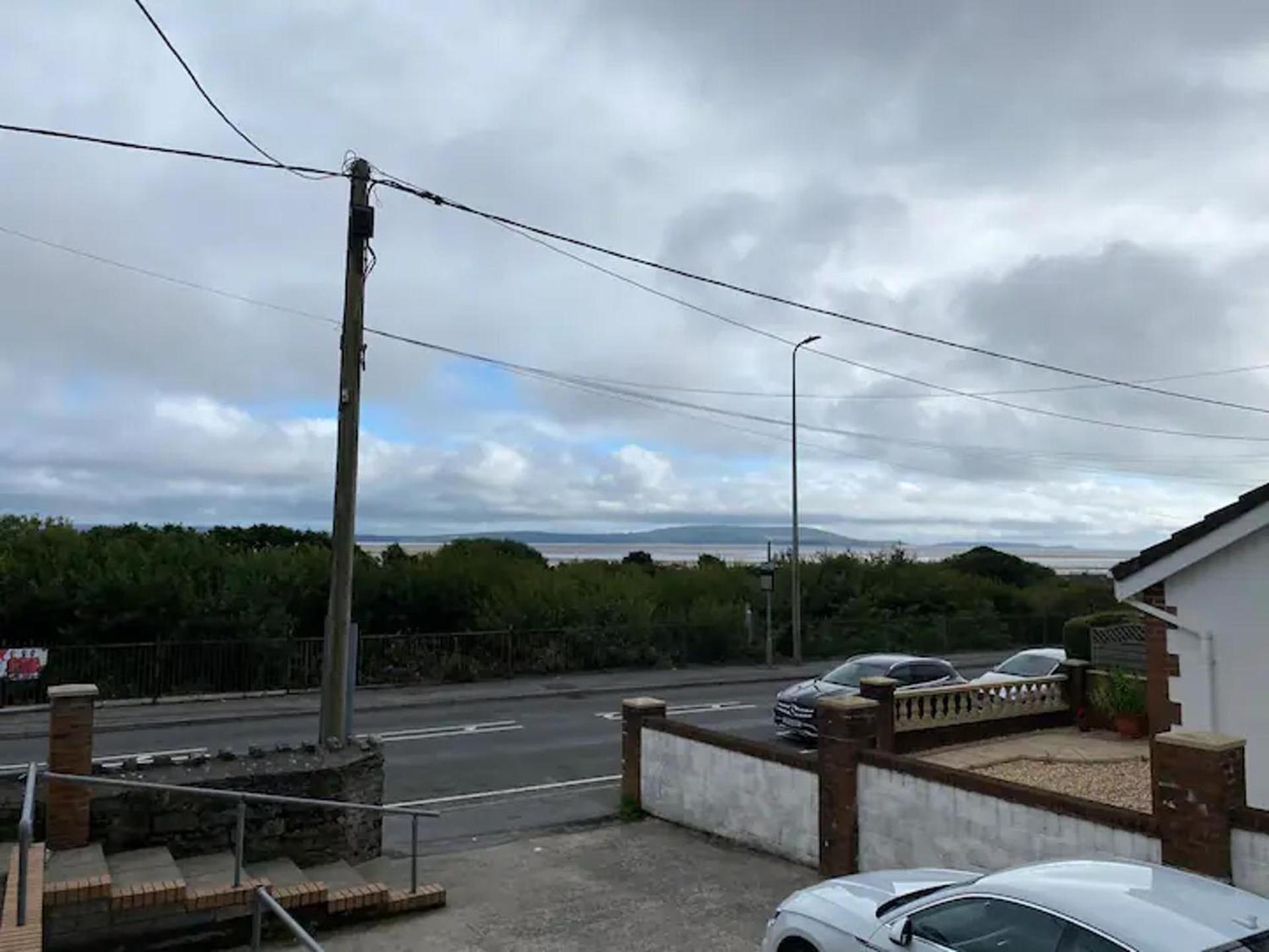 2 Bed-Sleeps 4-Sea View-Pet Friendly-Parking Appartement Llanelli Buitenkant foto