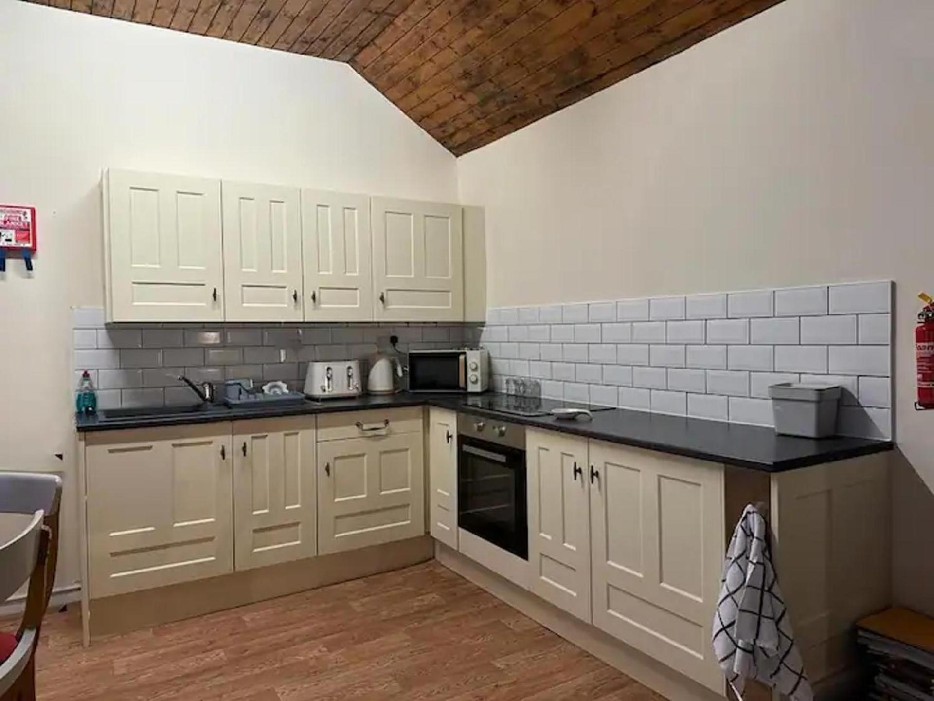 2 Bed-Sleeps 4-Sea View-Pet Friendly-Parking Appartement Llanelli Buitenkant foto