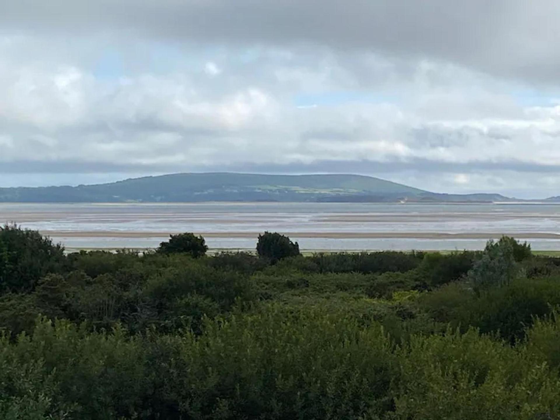 2 Bed-Sleeps 4-Sea View-Pet Friendly-Parking Appartement Llanelli Buitenkant foto
