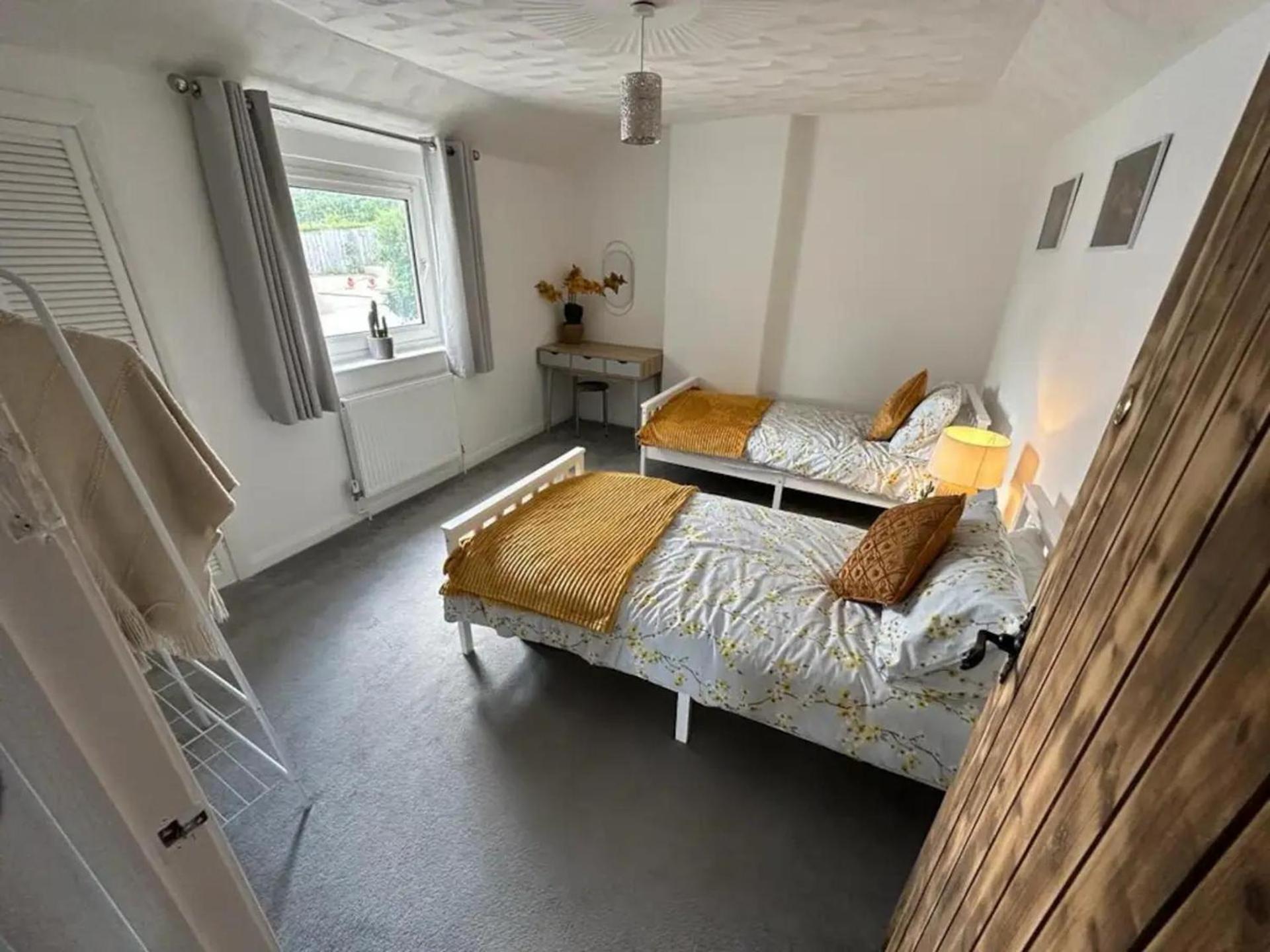 2 Bed-Sleeps 4-Sea View-Pet Friendly-Parking Appartement Llanelli Buitenkant foto