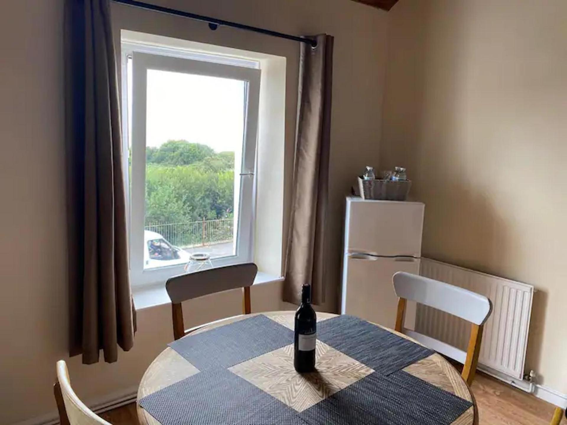 2 Bed-Sleeps 4-Sea View-Pet Friendly-Parking Appartement Llanelli Buitenkant foto