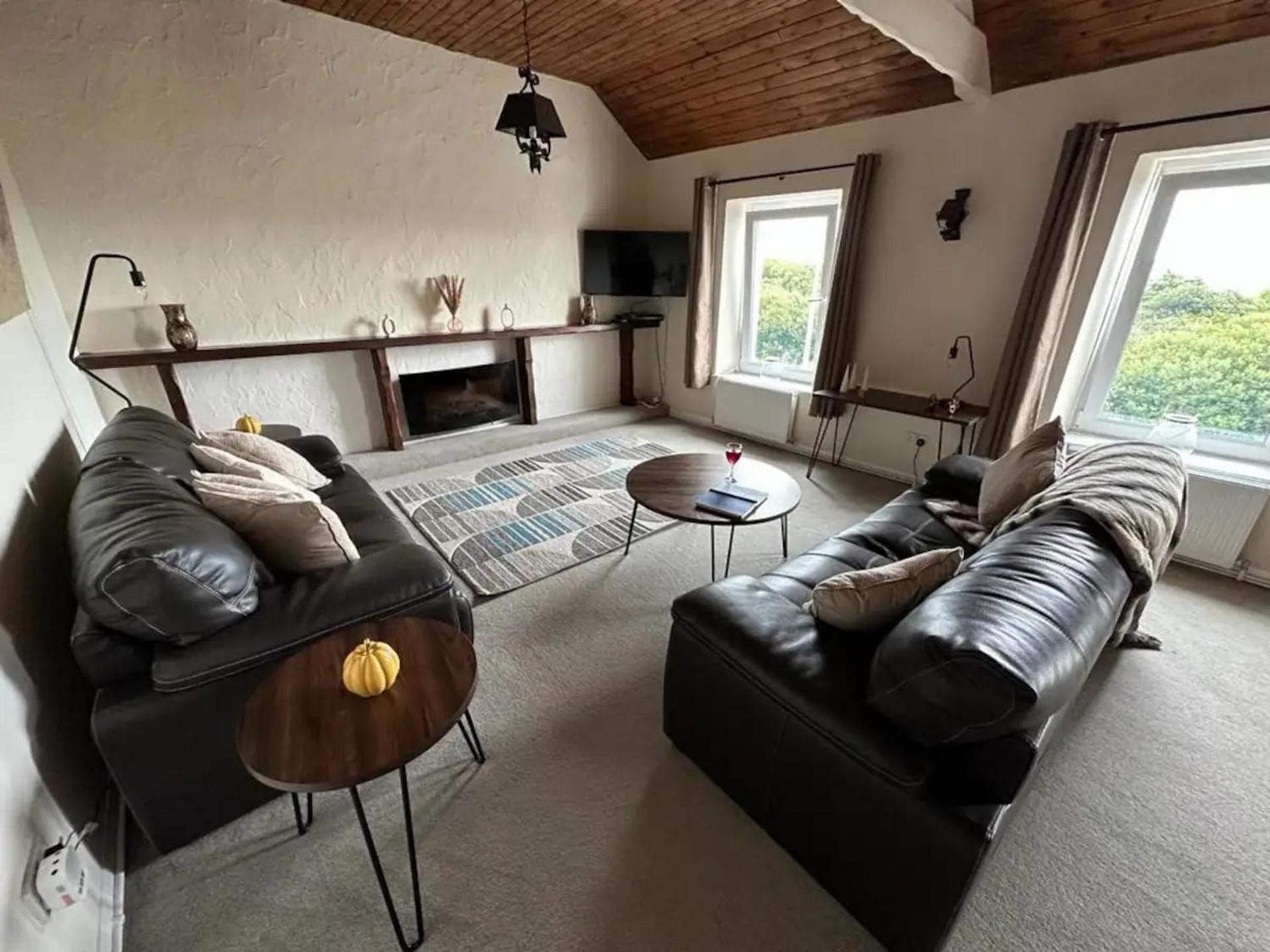 2 Bed-Sleeps 4-Sea View-Pet Friendly-Parking Appartement Llanelli Buitenkant foto