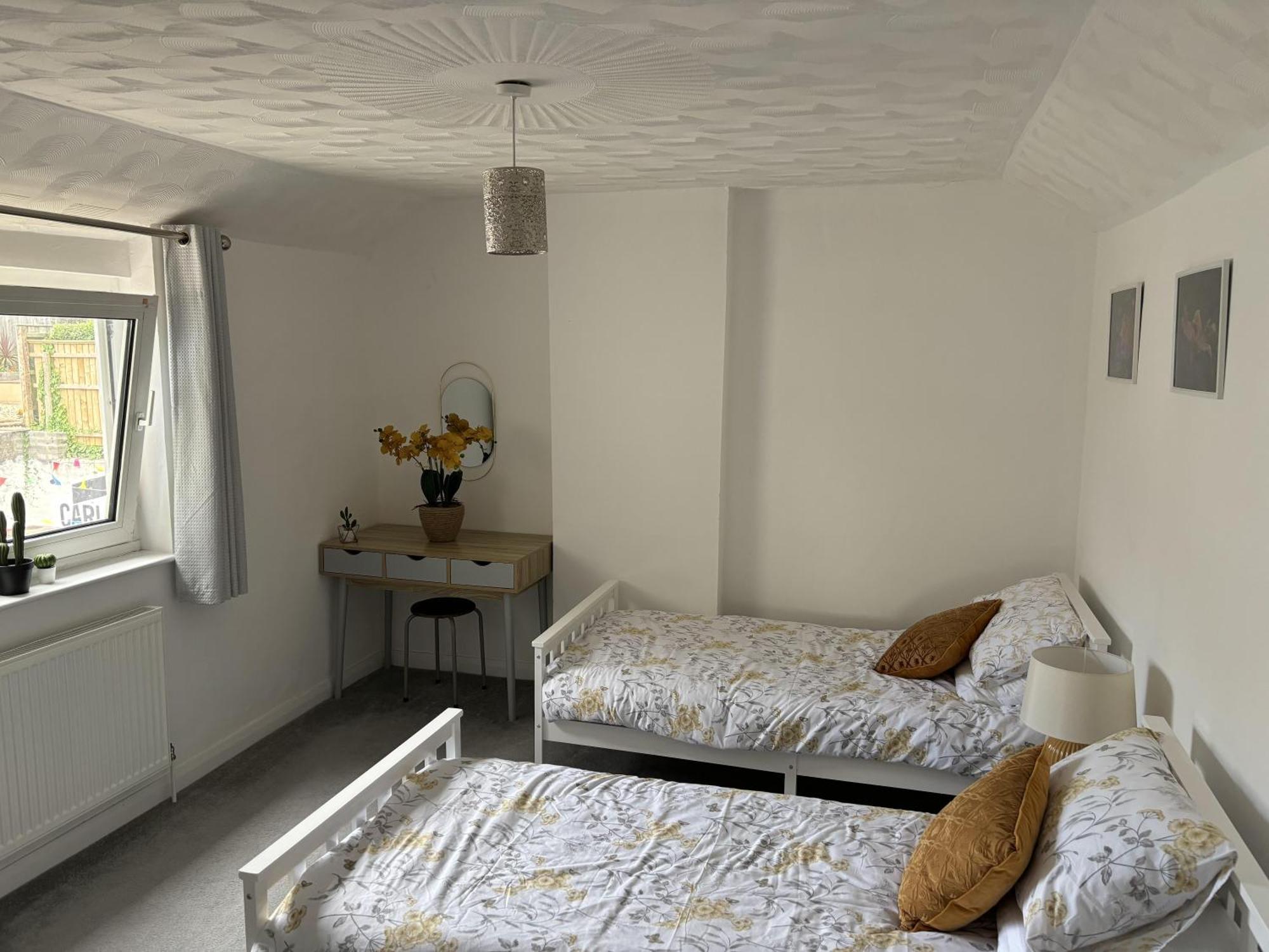 2 Bed-Sleeps 4-Sea View-Pet Friendly-Parking Appartement Llanelli Buitenkant foto
