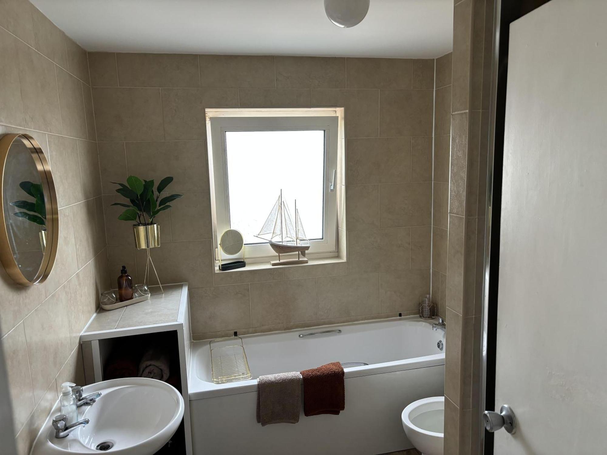 2 Bed-Sleeps 4-Sea View-Pet Friendly-Parking Appartement Llanelli Buitenkant foto