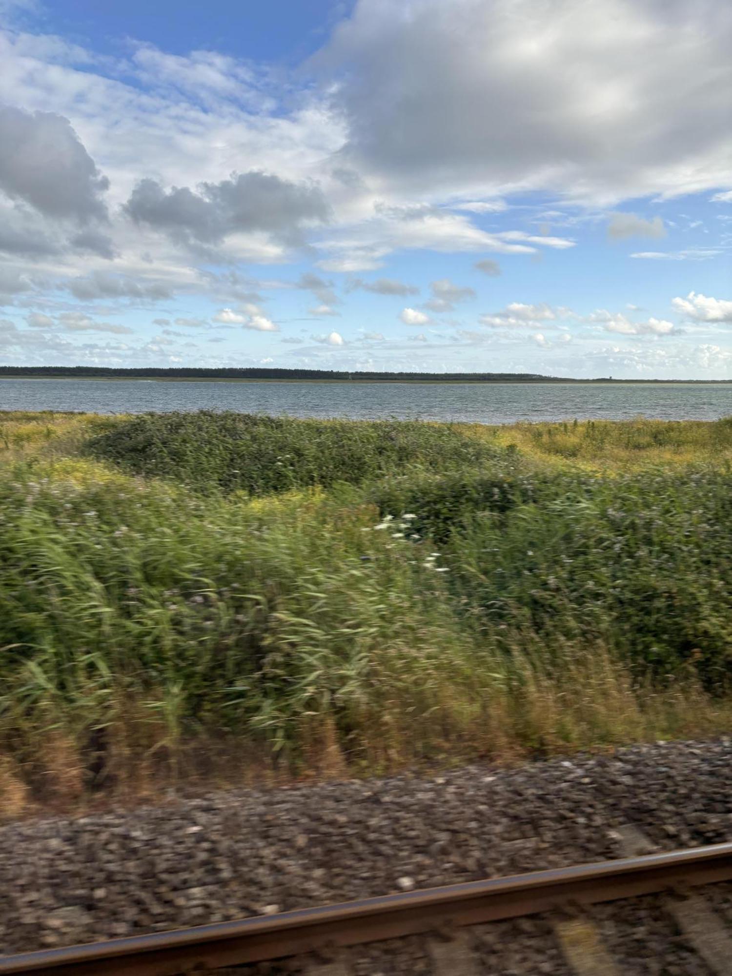 2 Bed-Sleeps 4-Sea View-Pet Friendly-Parking Appartement Llanelli Buitenkant foto